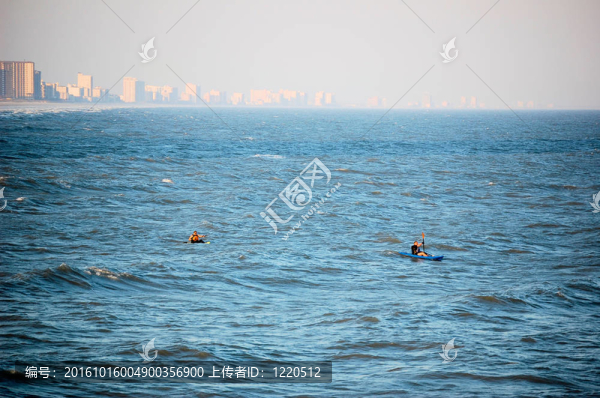 在海岸兩皮艇