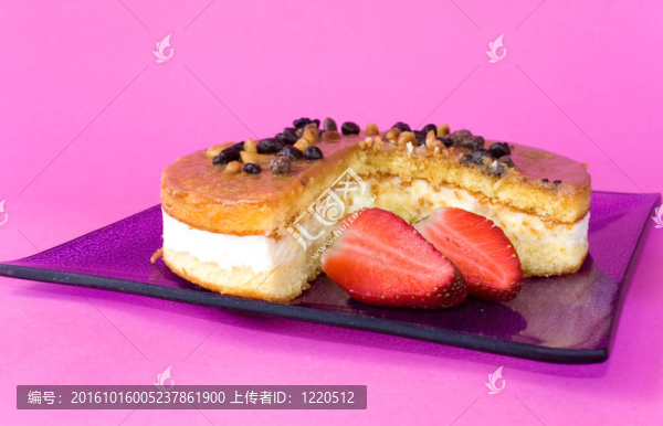 與cheescake和草莓片