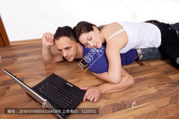 年輕的夫婦在家里用筆記本電腦