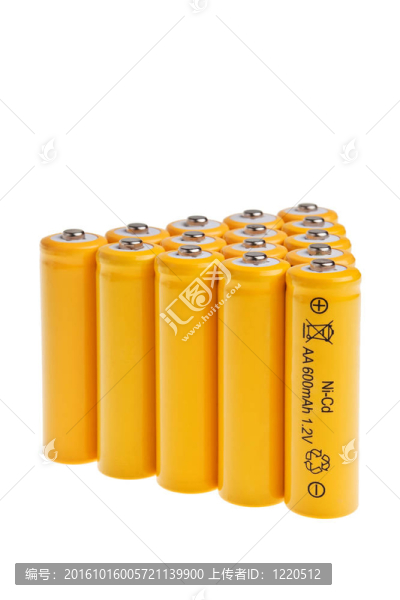 可充電AA蓄電池隔離在白色背景。