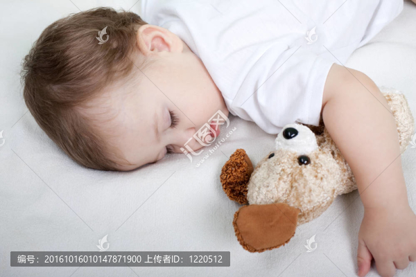 小孩睡覺