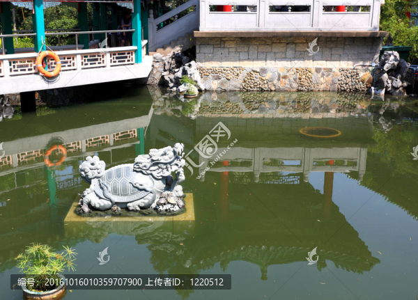 中國園林池中的獅子雕像