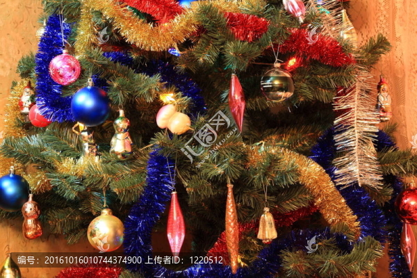 在新年樅樹玩具