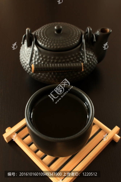 黑色的茶壺