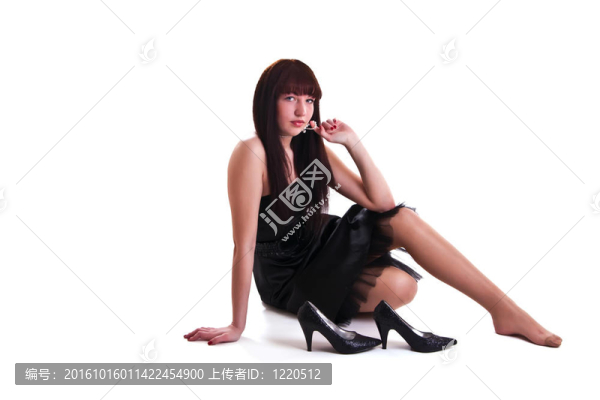 穿黑裙子的女人