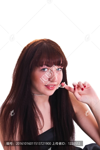 穿黑裙子的女人