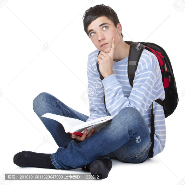 年輕的男學生坐在地板上的書