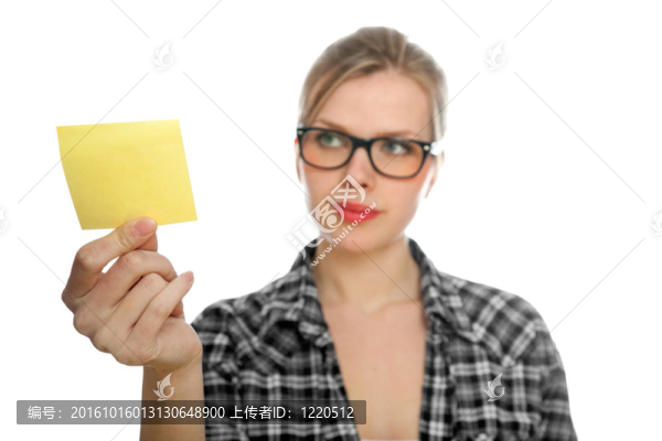 漂亮的金發(fā)女生戴著眼鏡拿著黃紙條