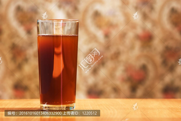 含碳酸飲料的玻璃