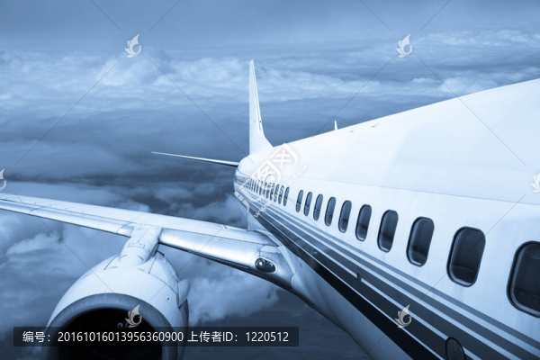 藍(lán)天背景的飛機(jī)。