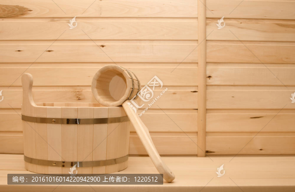 盆和桶從樹上洗澡