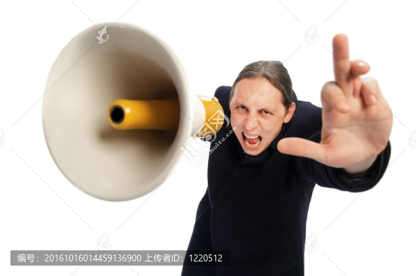 通過擴(kuò)音器喊