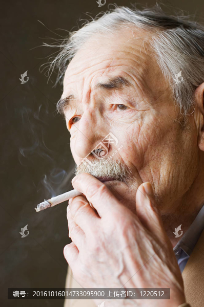 老人在夾克的胡子