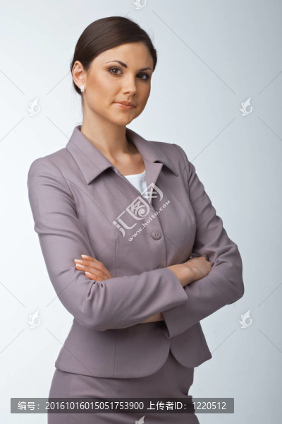 折疊手的女人