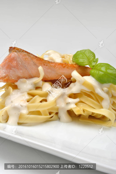 清蒸野生鮭魚牛排配自制面食