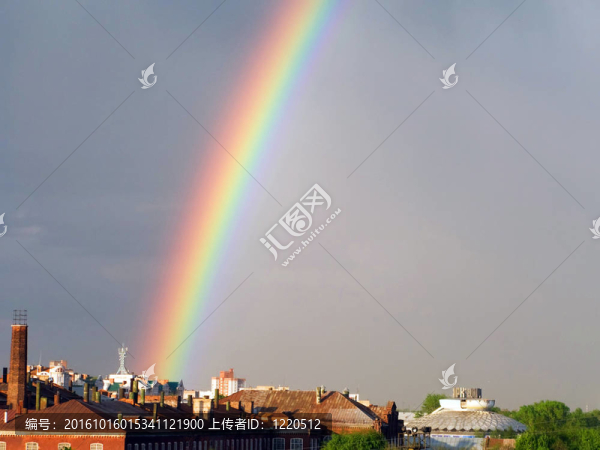 彩虹多彩色圖像在藍天雨性質(zhì)