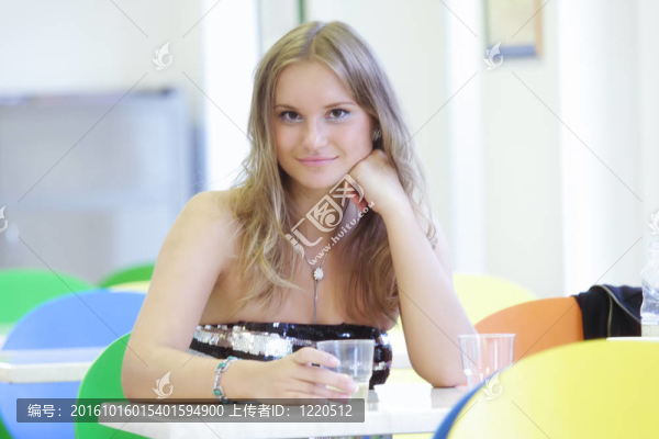 咖啡館的年輕女人