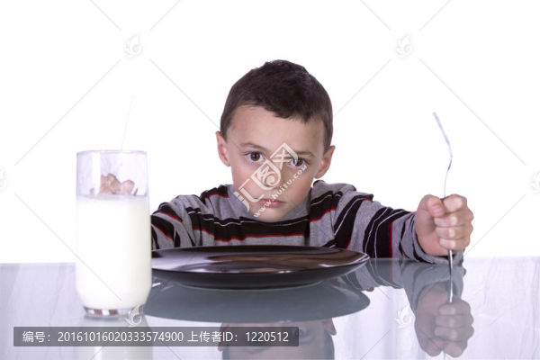等待晚餐的小男孩