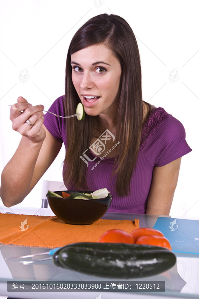 漂亮女孩吃沙拉