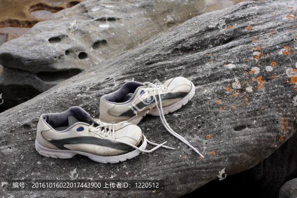 破舊的運動鞋外