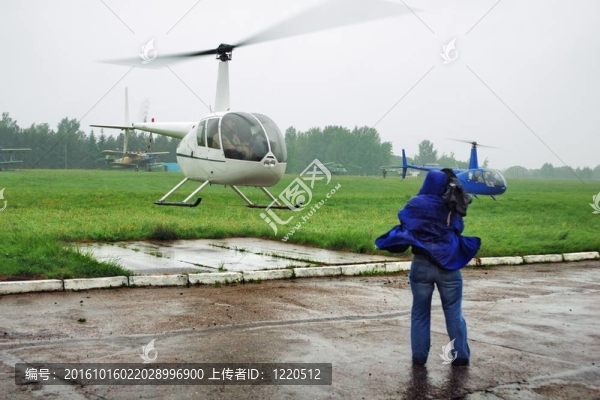 直升機(jī)和攝影師-匯圖網(wǎng) www.fosd68.com 直升機(jī)和攝影師