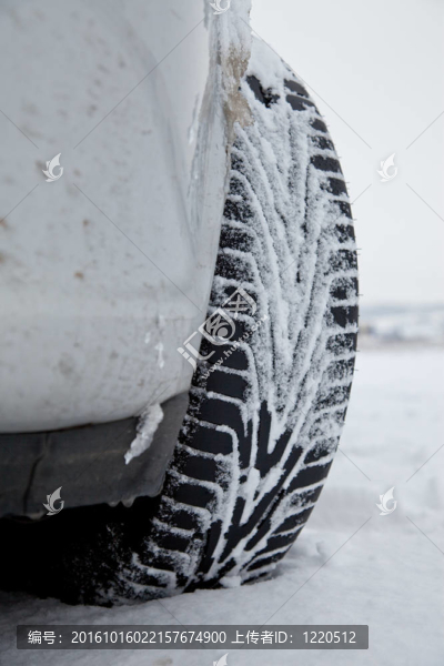 汽車與冬季輪胎在雪地里