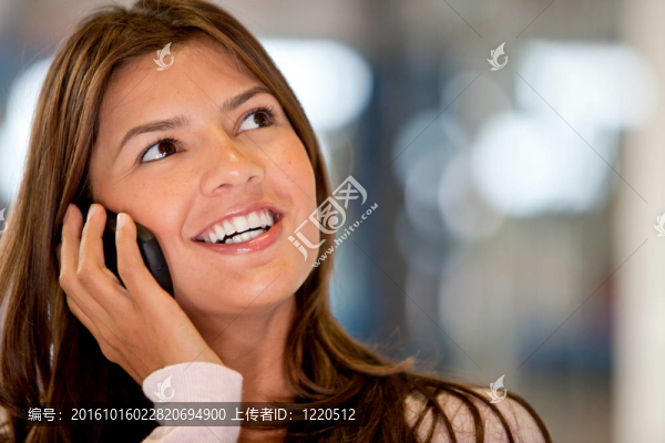 打電話的女人