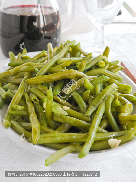 晚餐用叉青豆沙拉。