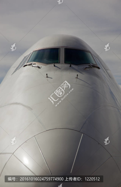 在機(jī)場(chǎng)的一個(gè)飛機(jī)等待加油