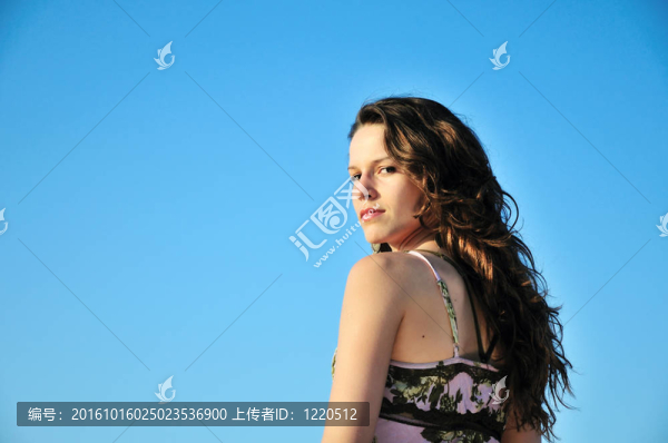 黑色的長(zhǎng)毛的女孩在藍(lán)色的天空