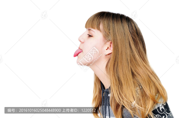 十幾歲的女孩展示她的舌頭