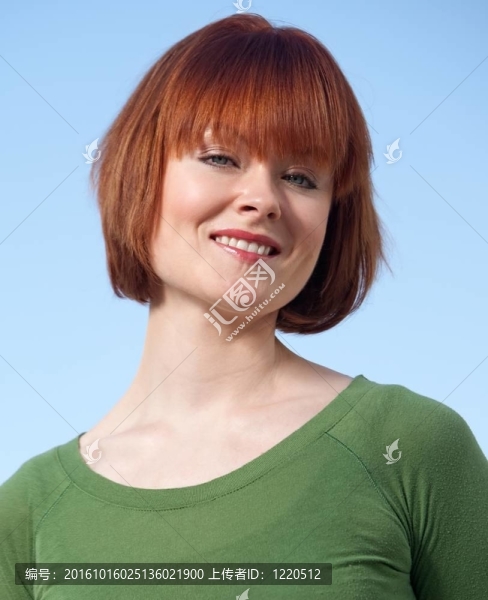三十多歲的黑發(fā)女人吸引白人