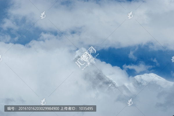 云中的雪山
