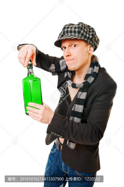 年輕人帶著綠色的瓶子