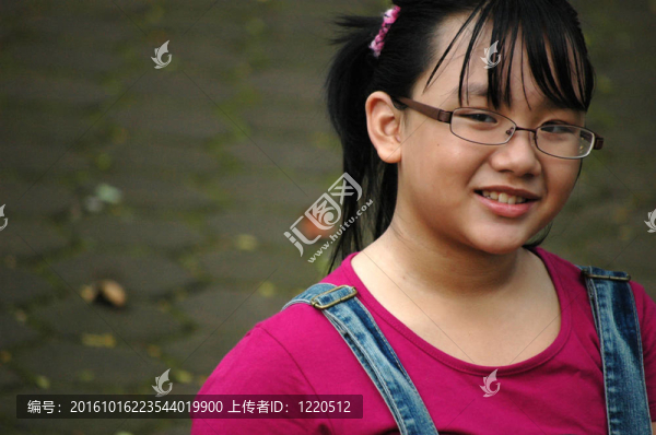 微笑的小女孩