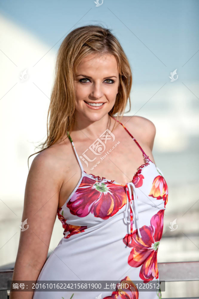 迷人的二十幾歲白人婦女
