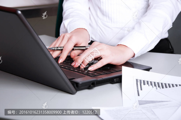 一個(gè)年輕女孩手在筆記本電腦上工作