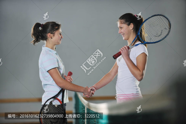 年輕女孩室內(nèi)打網(wǎng)球
