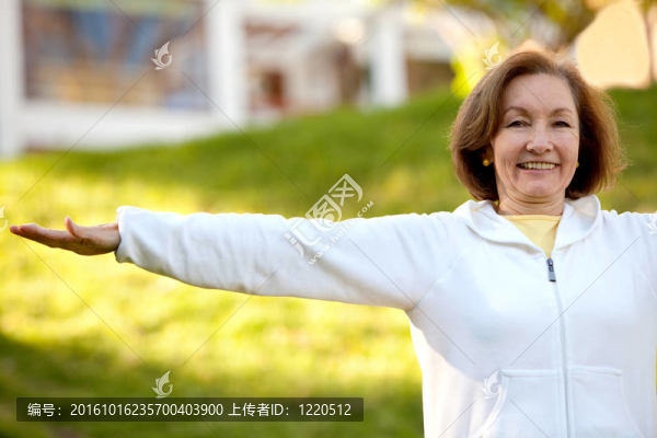 退休女子做瑜伽