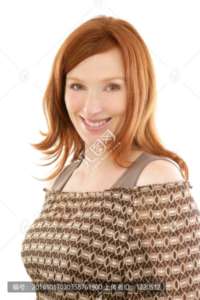 紅發(fā)美女寫真微笑