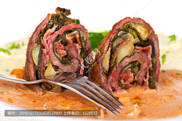 切卷牛肉片和叉子