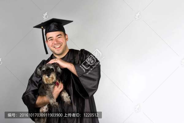 研究生抱著狗