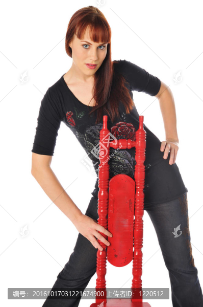 有紅椅子的漂亮女人