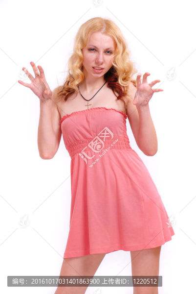 一位金發(fā)女郎穿著粉紅色的連衣裙