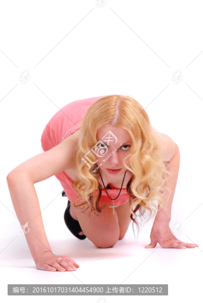 一位金發(fā)女郎穿著粉紅色的連衣裙