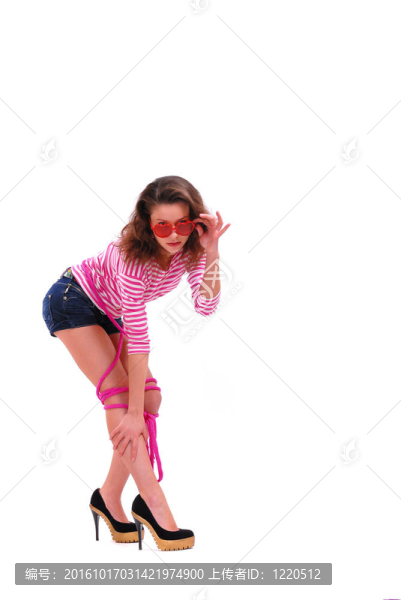 在一個完整的高度的女孩眼鏡在白色背景