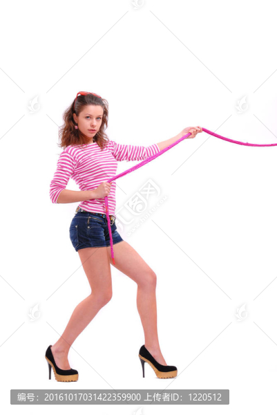 一個女孩穿著迷你裙