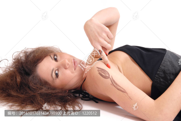 美麗的女孩在白色背景紋身