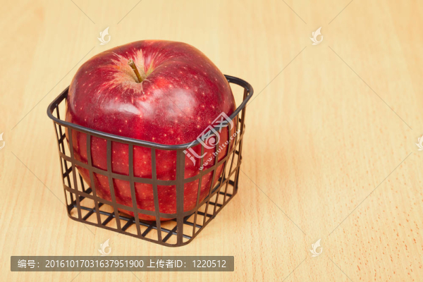 紅蘋果在一個小籃子里