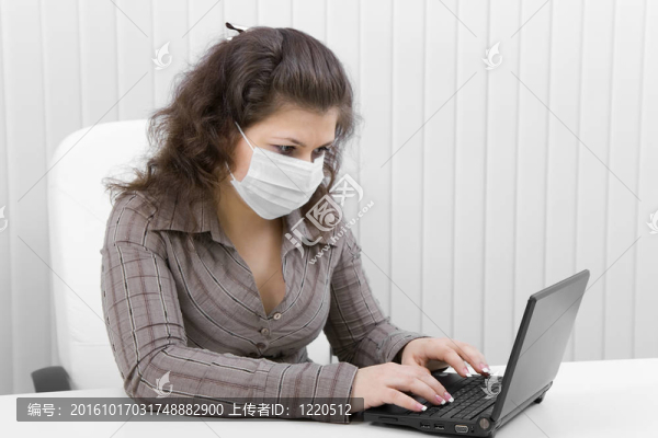 戴著電腦面具的年輕女人